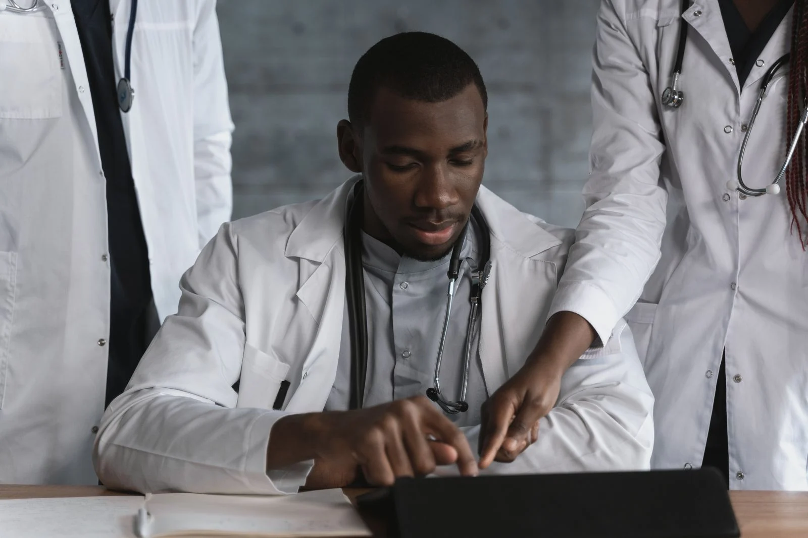 Équipe de médecins noirs travaillant ensemble autour d’un ordinateur