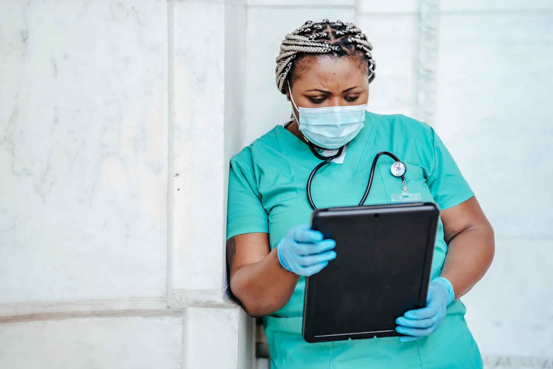 Professionnelle de santé noire consultant une tablette